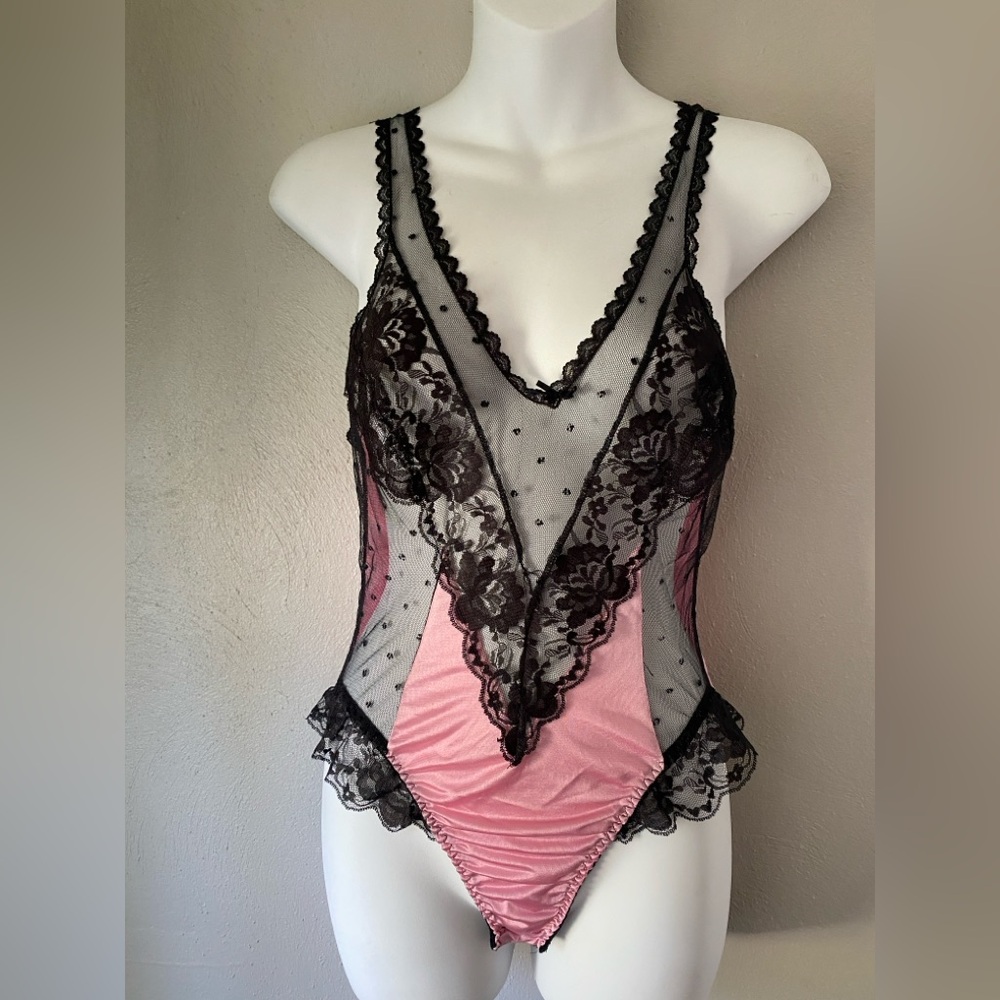Vintage Lace bodysuit - Black and Pink